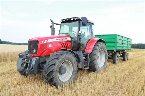Schemat budowy ciągnika Massey Ferguson serii 6400 z zaznaczeniem najważniejszych podzespołów