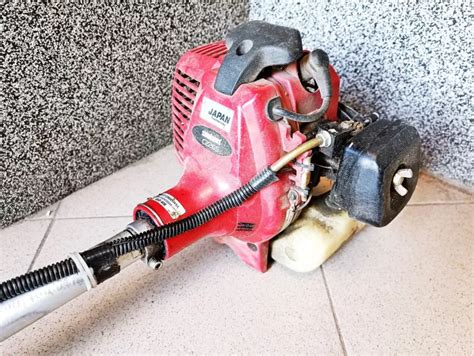 Kosa spalinowa Shindaiwa C350 z widocznym uchwytem typu