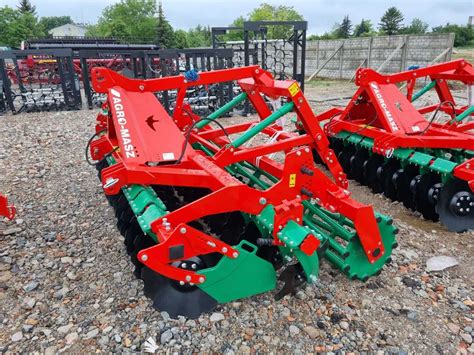 Agregat talerzowy Agro-Masz AT30 w akcji na polu