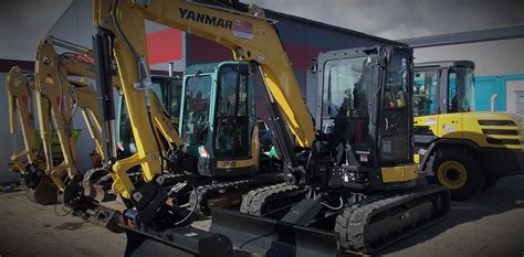 Zdjęcie ciężkiego sprzętu budowlanego lub maszyn przemysłowych, np. koparki Komatsu w akcji