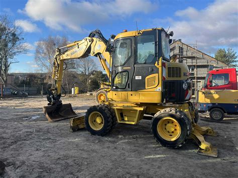 koparka kołowa Komatsu PW98 w pracy