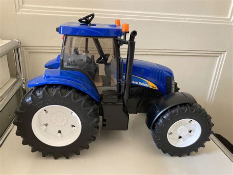 Bruder New Holland T8040 ciągnik z otwartą maską i przeszkloną kabiną