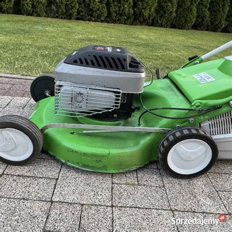 Zdjęcie kosiarki spalinowej VIKING MB 253 T w akcji