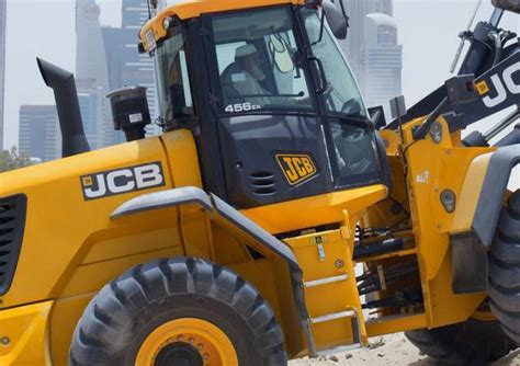 Infographics on the key technical specifications of the JCB 456 loader (weight, engine, fuel efficiency)