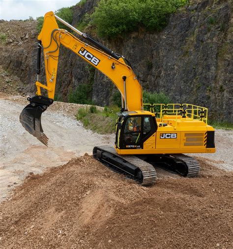 Koparka gąsienicowa JCB 370X w akcji na placu budowy