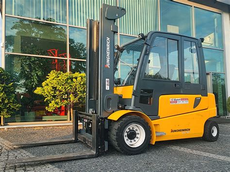 Wózek widłowy 5 ton, praca w magazynie