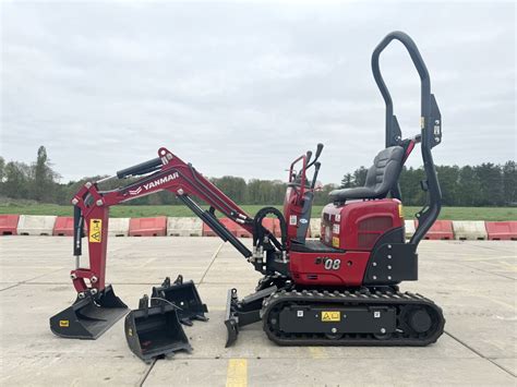 Yanmar SV08 pracująca w ciasnej przestrzeni lub przejeżdżająca przez drzwi