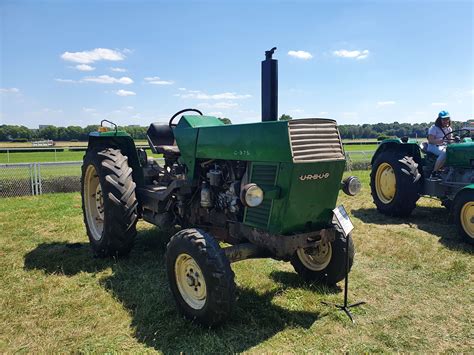 Zdjęcie prototypu Ursusa C-375, poprzednika seryjnej osiemdziesiątki