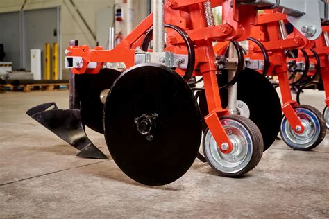 Schemat budowy sekcji roboczej agregatu strip-till: krój talerzowy, ząb spulchniający, talerze zgarniające i wał dogniatający.