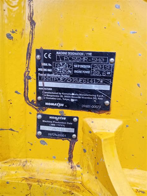 Tabliczka znamionowa koparki Komatsu z widocznym numerem seryjnym i modelem