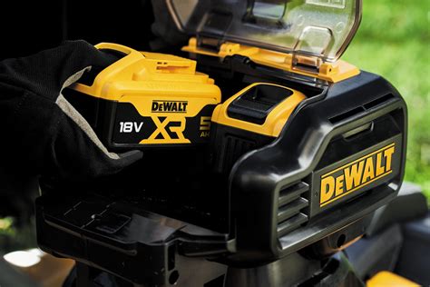 Infografika przedstawiająca porównanie różnych modeli kosiarek DeWalt