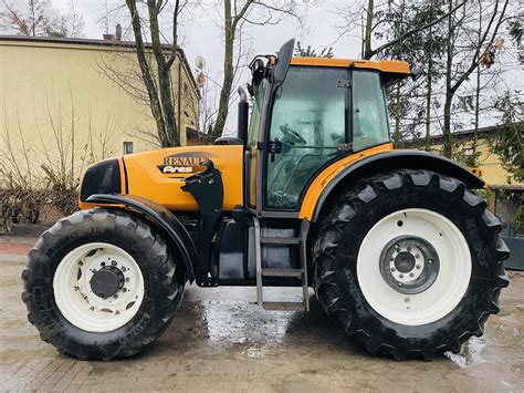 Zadbany Renault Ares w gospodarstwie, ilustracja jego niezawodności