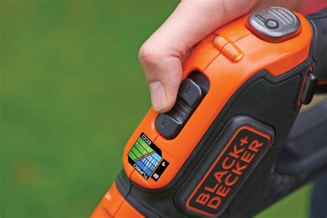 Znak towarowy Black+Decker na tle schematu kosiarki