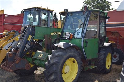 Historyczne zdjęcie ładowarki John Deere 3200 z początku lat 2000 na wystawie