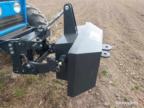 Zdjęcie techniczne pokazujące sposób montażu niwelatora na systemie TUZ traktora.