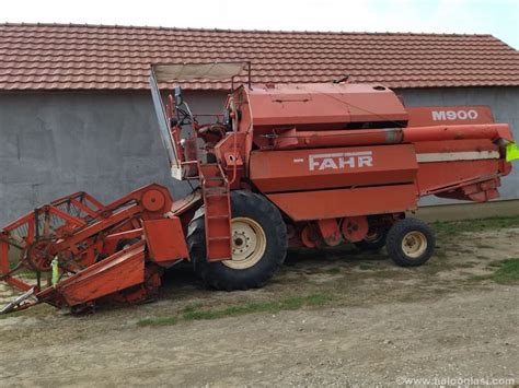 Stylizowane zdjęcie kombajnu zbożowego Fahr M 900 podczas pracy na polu