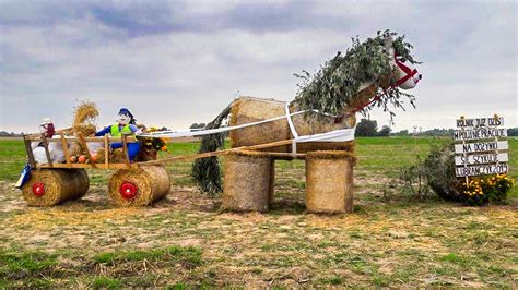 Słomiany witacz dożynkowy, duży traktor ze słomy