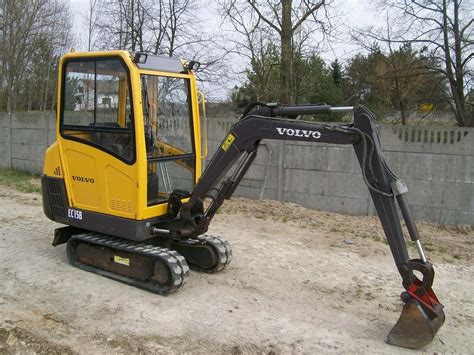 Minikoparka Volvo EC15B z widoczną szybą dachową