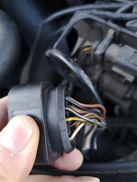 Schemat techniczny lampy przedniej JCB z zaznaczonymi wymiarami i typem wtyczki