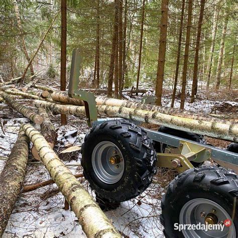 Przyczepa leśna z napędem hydraulicznym w trudnym terenie