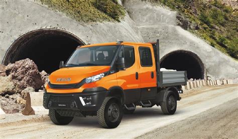 Iveco Daily 35S/C13 w wersji wywrotka na placu budowy