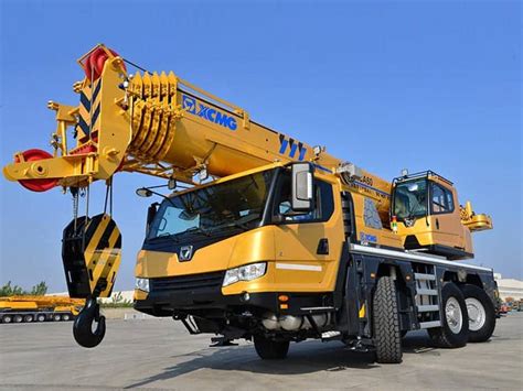 XCMG 30-tonowy żuraw samochodowy w akcji na placu budowy