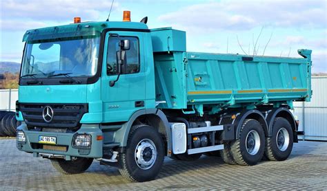 Mercedes Actros wywrotka 6x4 na placu budowy