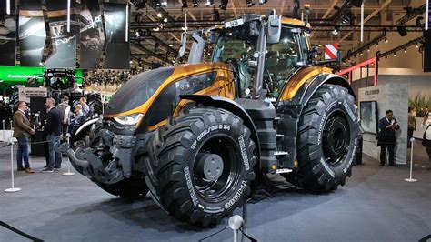 zdjęcie ciągnika Valtra z logo AGCO