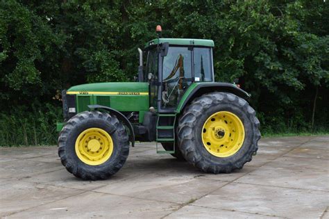 John Deere 7810 w akcji na polu
