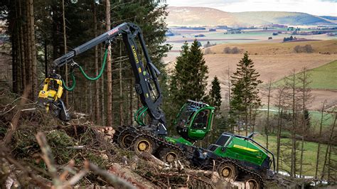 Harvester John Deere w lesie