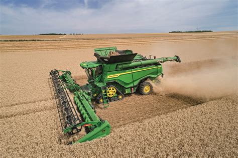 Kombajn John Deere serii X podczas żniw
