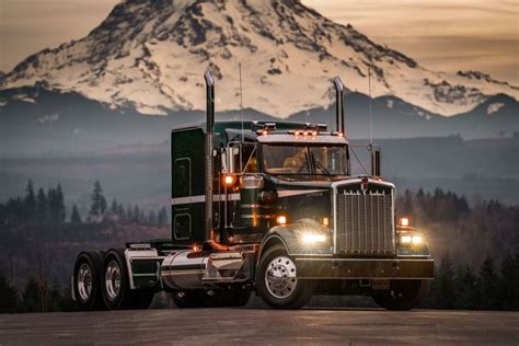 Zdjęcie kultowej ciężarówki Kenworth W900.