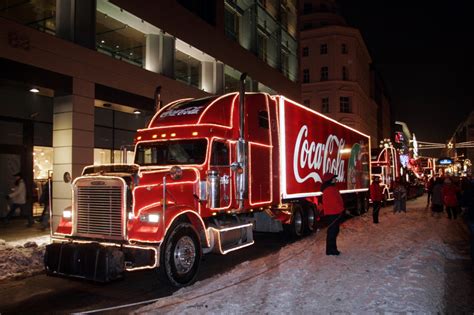 Zdjęcie ciężarówki Scania Serii T w świątecznych barwach Coca-Coli.