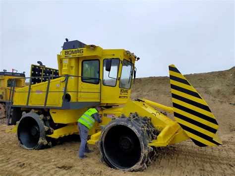 Tematyczne zdjęcie maszyny Bomag z widocznym systemem zraszania