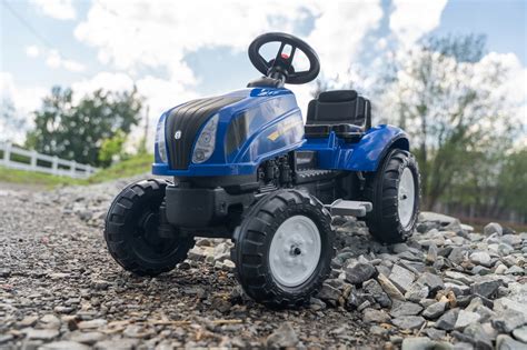 Traktor na pedały Falk New Holland Eco Design z otwierana maska i przyczepką