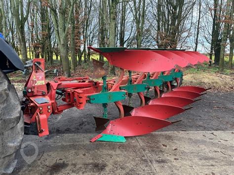 zdjęcie pługa Kverneland 2500 i-Plough w akcji z widocznym terminalem sterującym