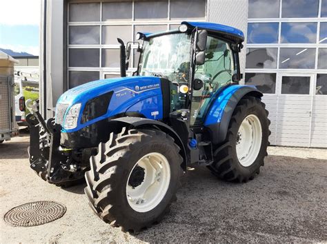 Zdjęcie ciągnika New Holland T5.90S na stoisku targowym