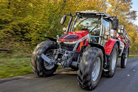Zdjęcie ciągnika Massey Ferguson 5S na pierwszym planie i 5700M w tle