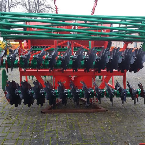 zdjęcie brony talerzowej UNIA CUT XXL w konfiguracji z wałem rurowym