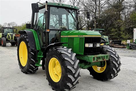 Zdjęcie przedstawiające ciągnik John Deere 6400 w akcji na polu
