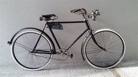 Zdjecie historycznego samochodu Peugeot z poczatku XX wieku