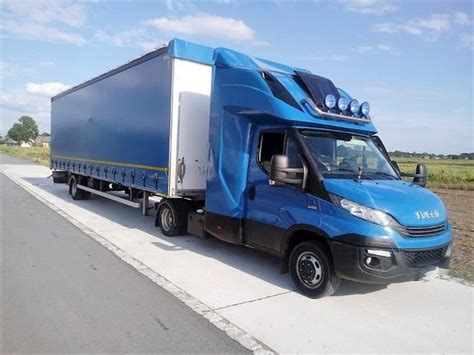 Zdjecie Iveco Daily 50C13 z naczepą, prezentujące jego kompaktowe wymiary i zwrotność.