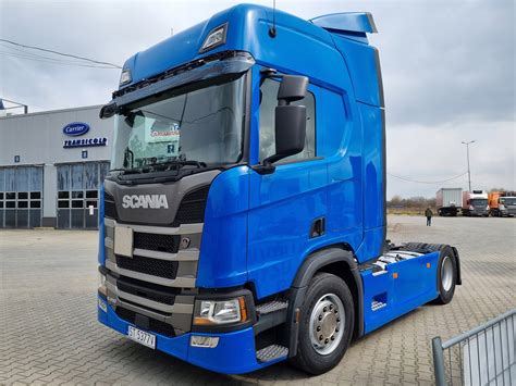 Porównanie kabin Scania R i Scania S, przedstawiające różnice w przestrzeni i wyposażeniu