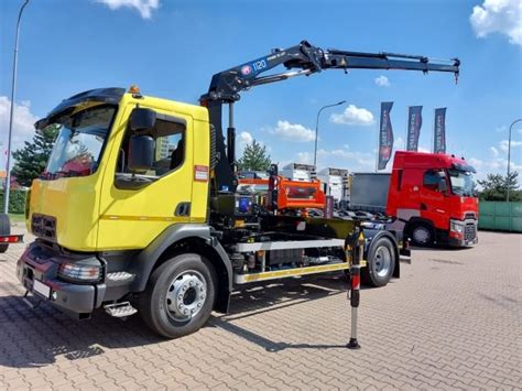 Thematic photo of the RENAULT TRUCKS D 18 HIGH P4X2 280E6 hooklift truck.