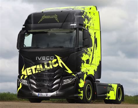 Iveco S-Way 500 Metallica Edition z charakterystycznym oklejeniem