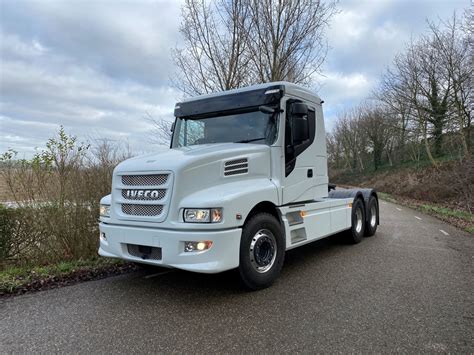 Iveco Strator - ciągnik siodłowy z silnikiem przed kabiną