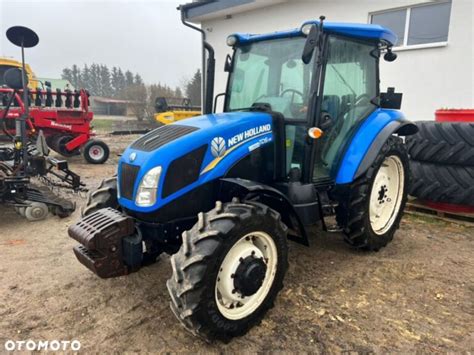 Ciągnik rolniczy New Holland L225 w akcji