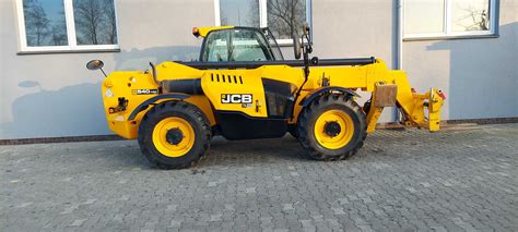 Infografika porównująca zasięg i udźwig różnych modeli ładowarek teleskopowych JCB Loadall