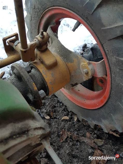 zbliżenie na mechanizm separujący glebogryzarki z widocznymi kamieniami i korzeniami