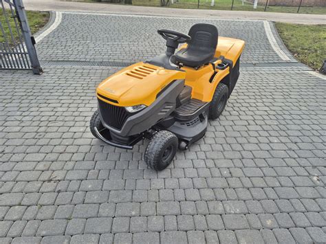 zdjęcie traktorka DIY z zamontowanym kosiskiem
